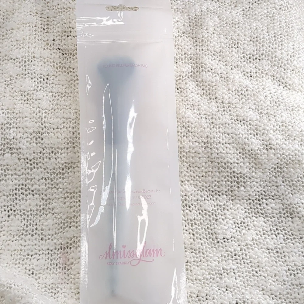 SLMISSGLAM P40 Round Blusher Brush in original sealed packaging.